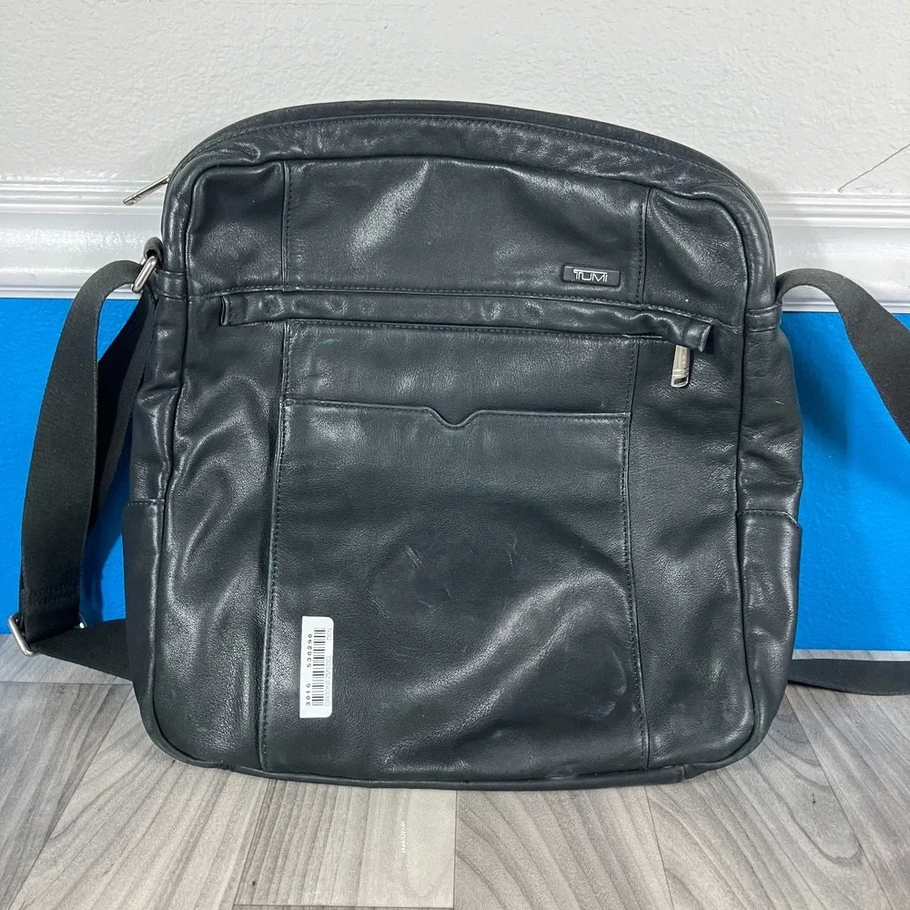 TUMI 60101D Black Leather Unisex Crossbody Messenger Bag‎